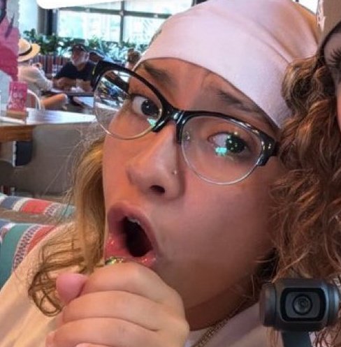 Amo las caras que hace alondra en las fotos de Alex y Rai  🫶🏻🤣😂