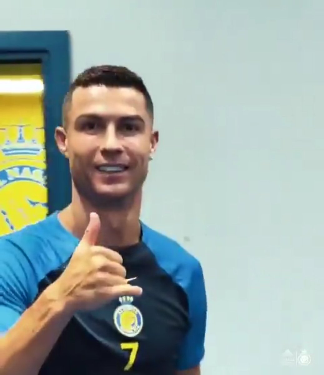 اتحدا اذا رونالد مصاب
وغيابه عن المباريات الماضيه لاسباب يعرفها المشجع النصراوي قبل اي مشجع اخر ومتكتمين علئ اسباب غيابه😜😜😜
#رونالدو_ليس_مصاب