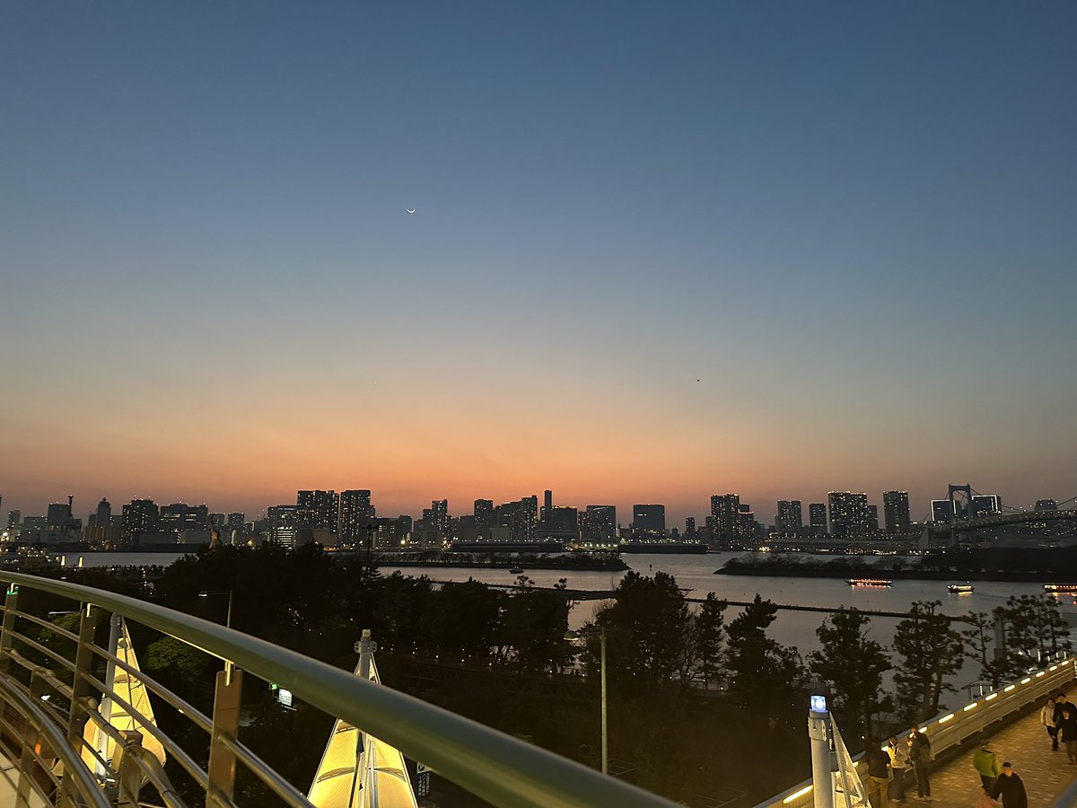 your_last_mail's tweet photo. 【QOL爆上げ隊】綺麗な景色を見に行く
お台場で。マジックアワーってやつですか？☺️✨ https://t.co/5XJQeyAIFg