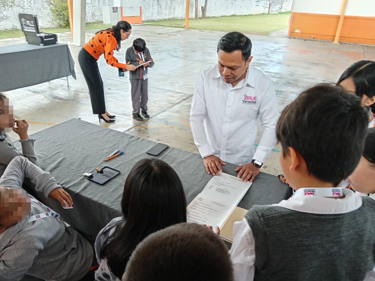 ople_Ver's tweet photo. #ActividadesOPLEV 🗳El día de ayer, 25 de marzo del presente año, en coordinación con las autoridades de la Escuela Primaria “Profesor Rafael Ramírez”🏫 del Municipio de #Coatepec, Ver.📍, el #OPLEVeracruz a través de la #DECEyEC, realizó la Jornada Electoral para la elección escolar estudiantil con #UrnaElectrónica📲, actividad enmarcada en el Programa Estatal de Educación Cívica y Participación Ciudadana 2024-2028, y que destaca por hacer uso de la Urna Electrónica como una forma innovadora para promover la participación de la juventud en la democracia.

#ActividadesDECEyEC #InformateYParticipa #EleccionesEscolares