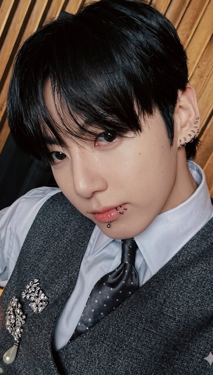 L❄️VE tweet media