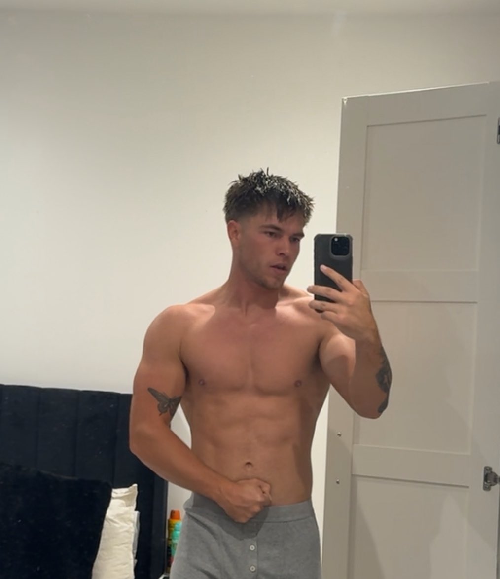ofguyy's tweet photo. I’m bored! fuck it 20 free subs! https://t.co/B9gVqa5xji https://t.co/OyOI279Qkv