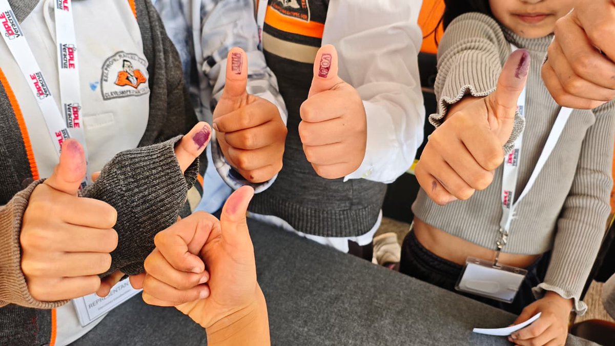 ople_Ver's tweet photo. #ActividadesOPLEV 🗳El día de ayer, 25 de marzo del presente año, en coordinación con las autoridades de la Escuela Primaria “Profesor Rafael Ramírez”🏫 del Municipio de #Coatepec, Ver.📍, el #OPLEVeracruz a través de la #DECEyEC, realizó la Jornada Electoral para la elección escolar estudiantil con #UrnaElectrónica📲, actividad enmarcada en el Programa Estatal de Educación Cívica y Participación Ciudadana 2024-2028, y que destaca por hacer uso de la Urna Electrónica como una forma innovadora para promover la participación de la juventud en la democracia.

#ActividadesDECEyEC #InformateYParticipa #EleccionesEscolares