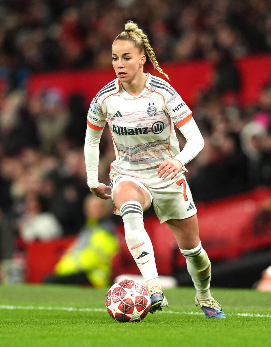 Lehrerinmcd's tweet photo. 📷| Giulia during today's game in Old Trafford.

[HMB Media] https://t.co/hwQ1ZE9wyJ