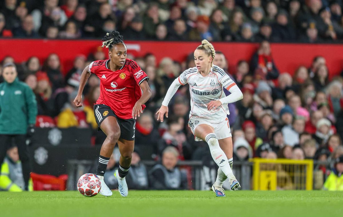 Lehrerinmcd's tweet photo. 📷| Giulia during today's game in Old Trafford.

[HMB Media] https://t.co/hwQ1ZE9wyJ