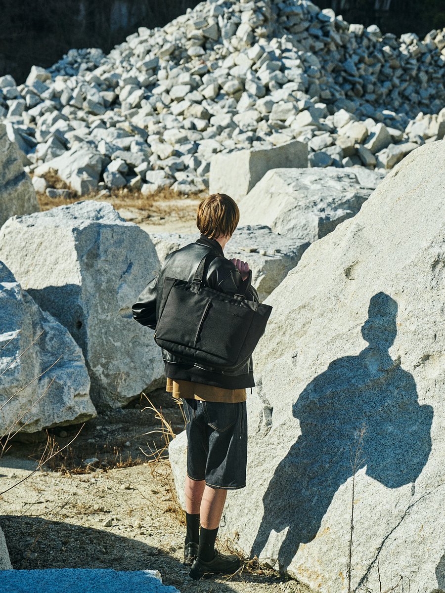 ‐ Tracks Tote -

「オーバースペックを、日常に飼い慣らす」
耐久性と防汚性に優れた最強の布陣。使い込むほどに信頼が増す、ファッションの枠を超えた一生物の相棒。

incasejapan.com/products/track…

皆様、このタイミングで相棒をGETしませんか？

＃インケース #incase 
＃トートバッグ