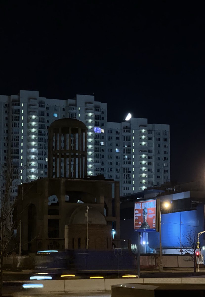 вы не увидите, но каким же огроменным кажется месяц