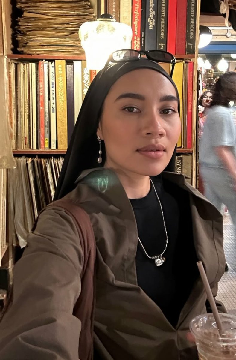 Jeff_Carlito's tweet photo. After all the Rendangs &amp; the Ketupats &amp; the walking around with Baju Melayu &amp; Surfboards, Raya always ends up giving me the "Im Malay,Im Msian,I have a huge crush on @yunamusic,always had,always will have" feeling. Came back to X just to say this + this: SELAMAT HARI RAYA YUNA :) https://t.co/JrLDbWu7pH