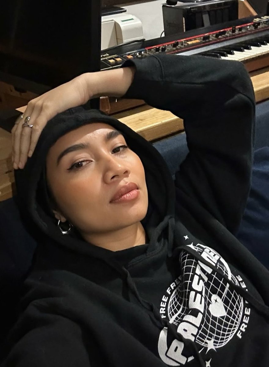After all the Rendangs &amp; the Ketupats &amp; the walking around with Baju Melayu &amp; Surfboards, Raya always ends up giving me the "Im Malay,Im Msian,I have a huge crush on <a href="/yunamusic/">YUNA</a>,always had,always will have" feeling. Came back to X just to say this + this: SELAMAT HARI RAYA YUNA :)