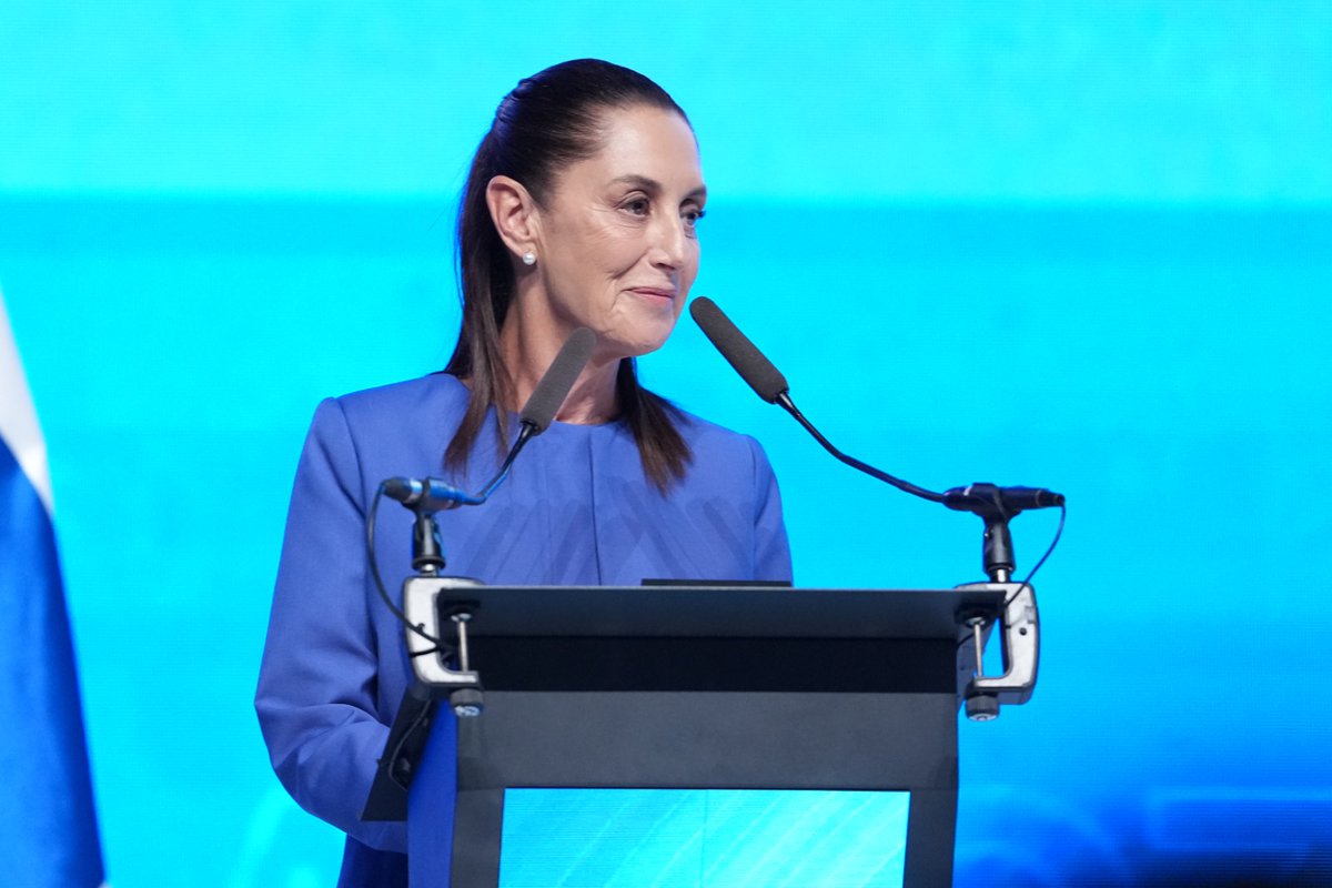 PCaintra's tweet photo. En el marco de la 82 Asamblea de @caintra_nl, contamos con la presencia de la Presidenta de México, #ClaudiaSheinbaum Pardo.

Este importante acto marca un paso firme en la relación entre el gobierno federal y el sector industrial.

#CAINTRA #AsambleaCAINTRA #Industria https://t.co/nZXypHMZXU