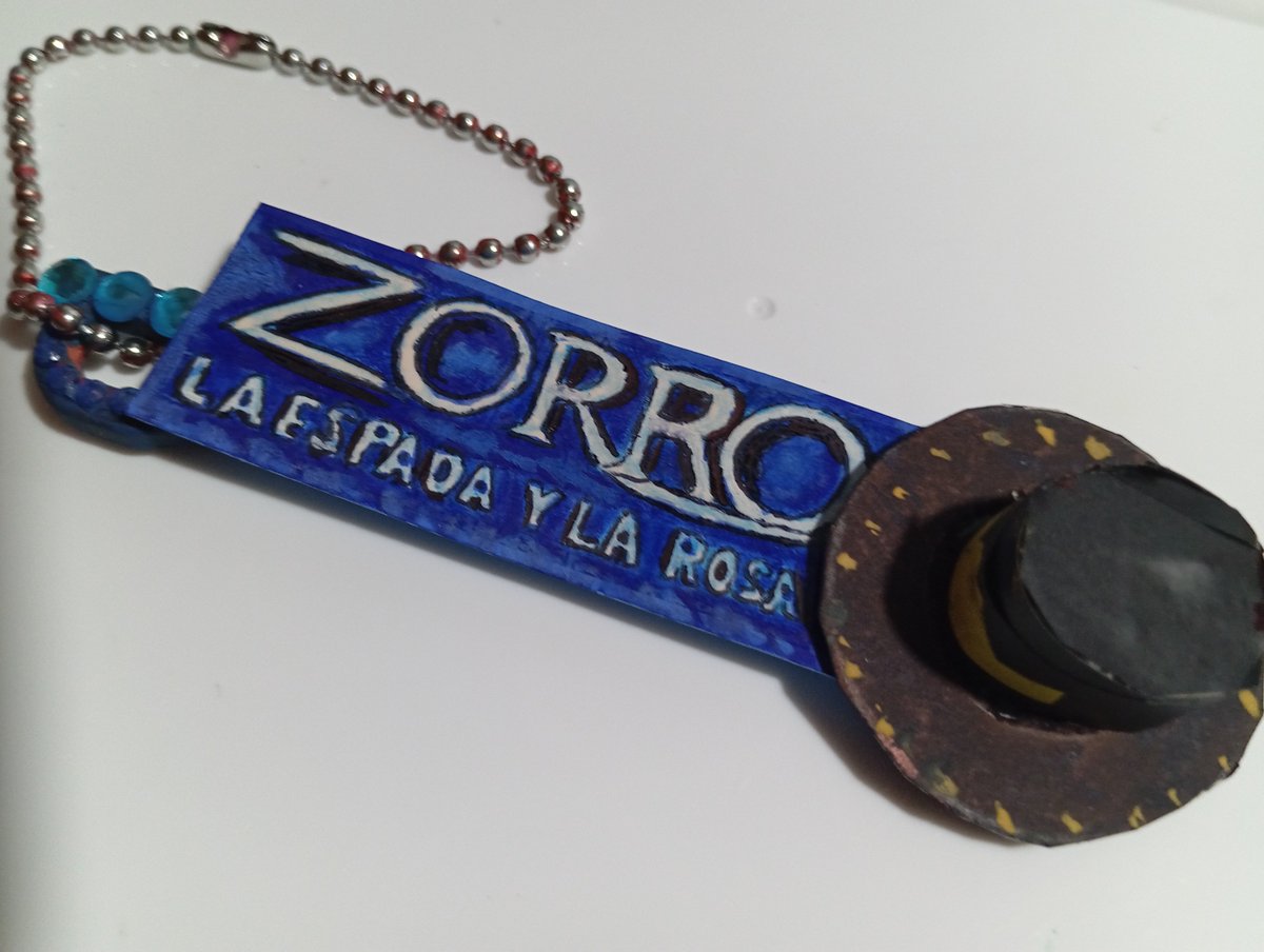 Llavero 🔑 Zorro la espada y la rosa.

Está telenovela tiene una canción en la intro que es espectacular.
Interpretada por Alejandro Fernández y Beyoncé.
Se titula "Amor gitano"

Una canción que nunca se pasa de moda de lo buena que es.