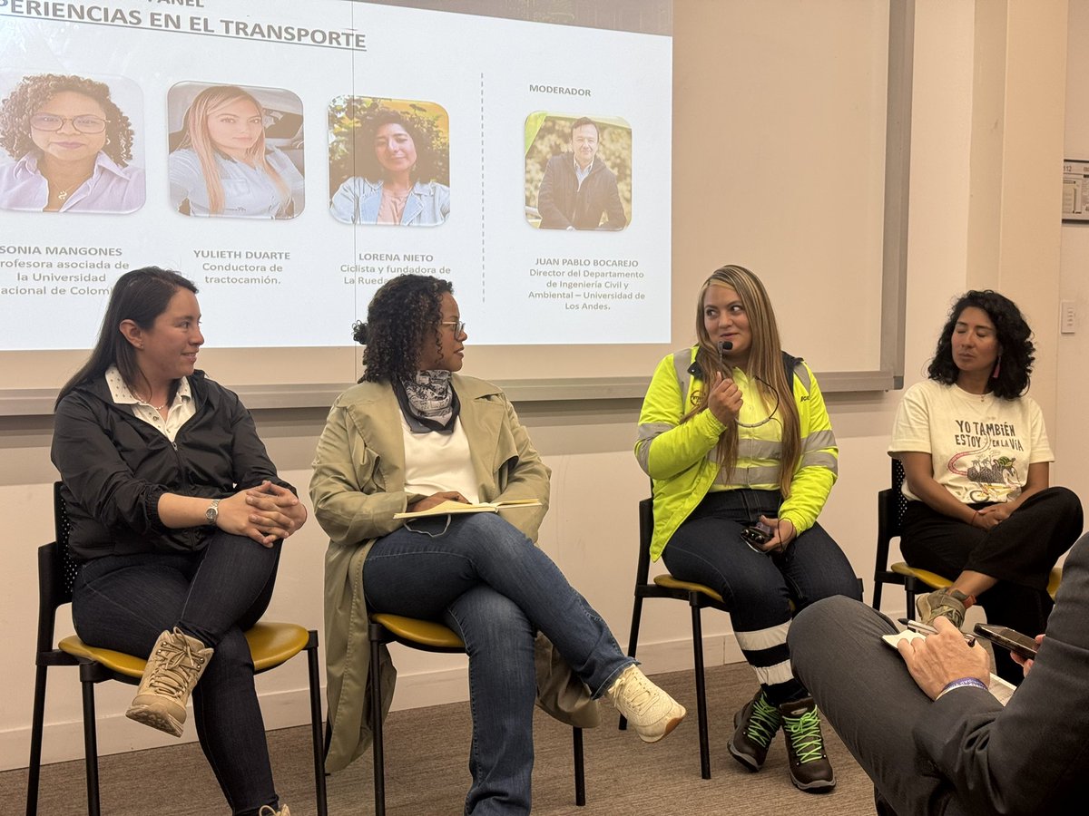 UniandesCIAM's tweet photo. En el panel Experiencias en el transporte, representantes de @Rolitacable, @UNALOficial, una motociclista e instructora, una conductora de tractocamión y una ciclista de La Rueda Mensajería compartieron sus vivencias en las vías y cómo ser mujer cambia la forma de habitarlas. https://t.co/sVyPPZZ3qU