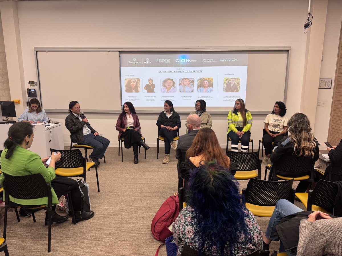 UniandesCIAM's tweet photo. En el panel Experiencias en el transporte, representantes de @Rolitacable, @UNALOficial, una motociclista e instructora, una conductora de tractocamión y una ciclista de La Rueda Mensajería compartieron sus vivencias en las vías y cómo ser mujer cambia la forma de habitarlas. https://t.co/sVyPPZZ3qU