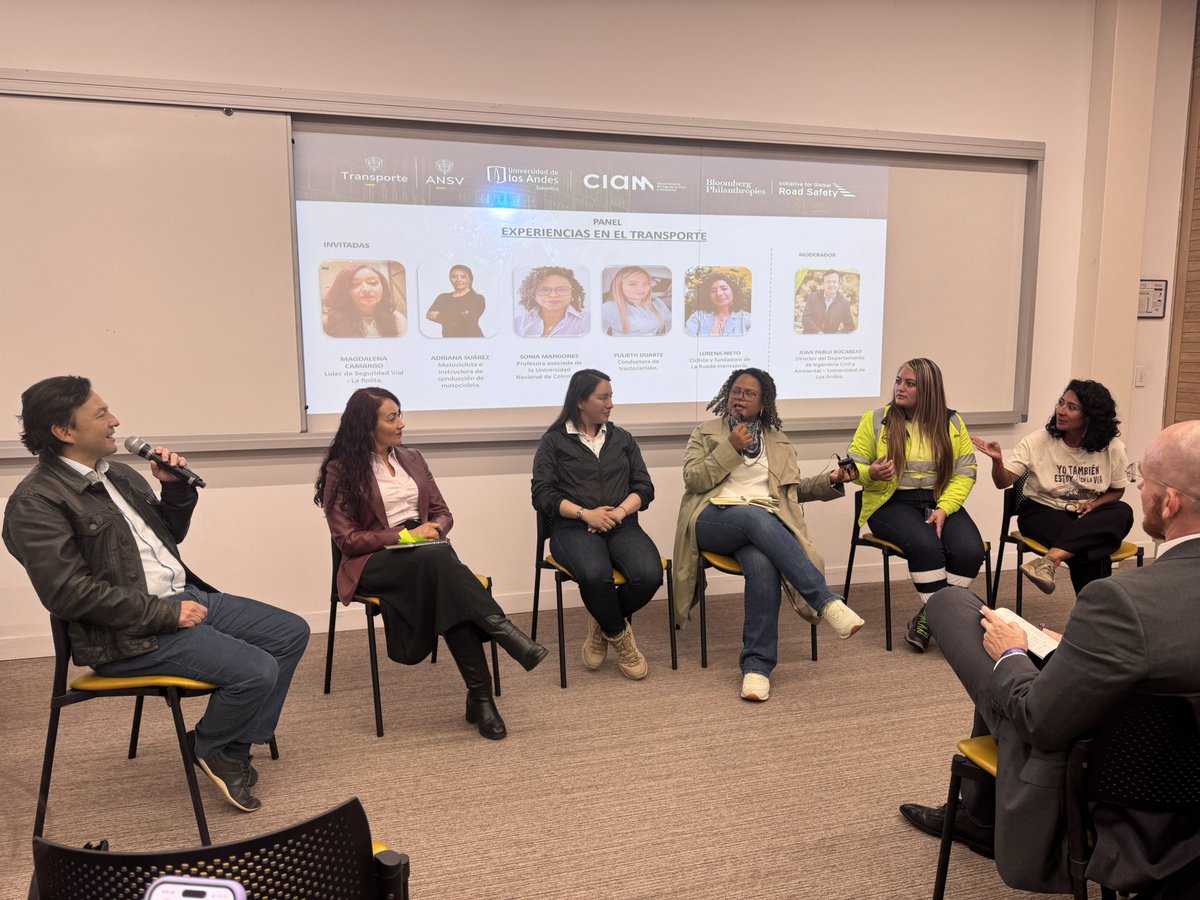 UniandesCIAM's tweet photo. En el panel Experiencias en el transporte, representantes de @Rolitacable, @UNALOficial, una motociclista e instructora, una conductora de tractocamión y una ciclista de La Rueda Mensajería compartieron sus vivencias en las vías y cómo ser mujer cambia la forma de habitarlas. https://t.co/sVyPPZZ3qU
