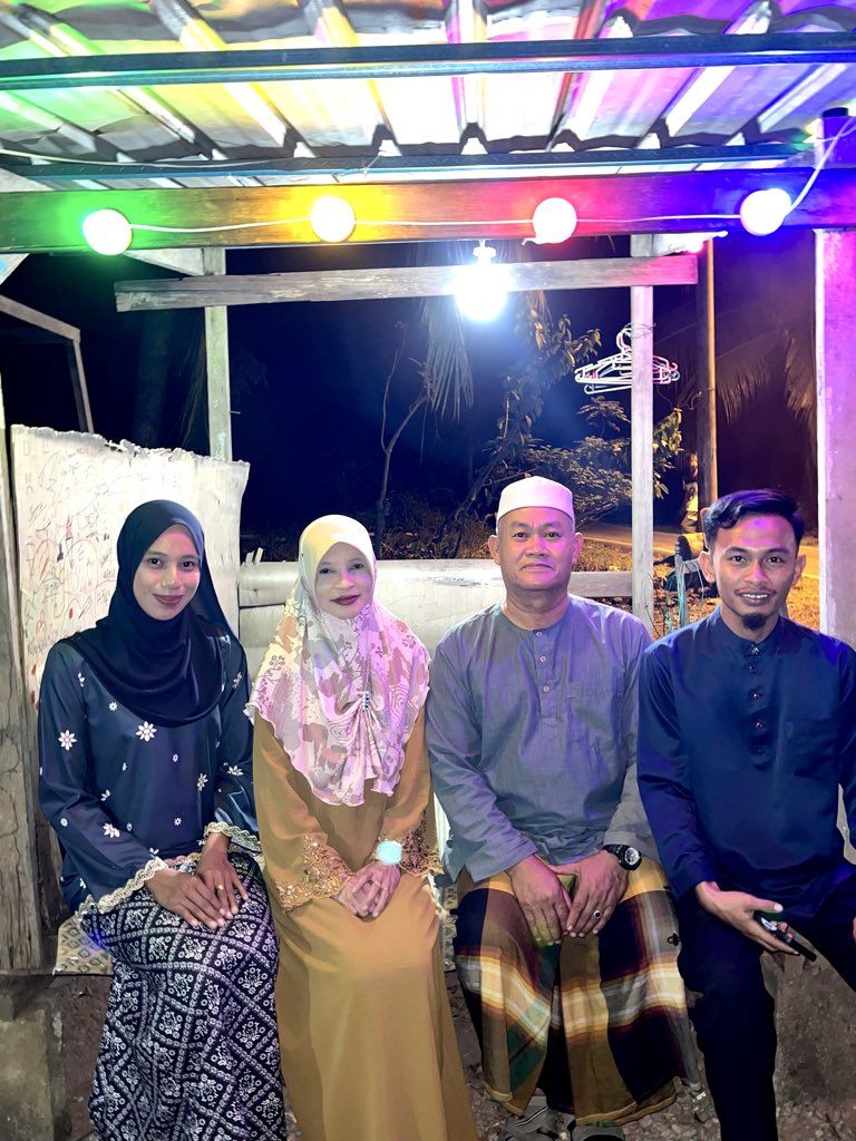 fara610's tweet photo. Terima kasih mama ayah 🥰❤️ https://t.co/gN4bbdbqUF