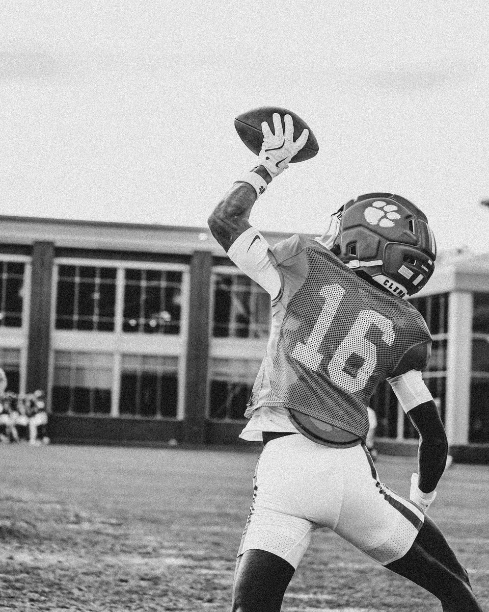 ClemsonFB's tweet photo. Work. https://t.co/ElS0KUVgjx