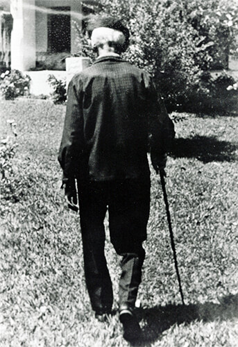 otraparte's tweet photo. “Tomémonos un tinto”, dijo #FernandoGonzález antes de volverse y caminar hacia su casa. Esta fotografía (1964) de don Raúl Bernal en #Otraparte , dio origen al logo que por más de dos décadas simboliza la prolongación del pensamiento del pensamiento del filósofo envigadeño https://t.co/ptnBC0FWF0