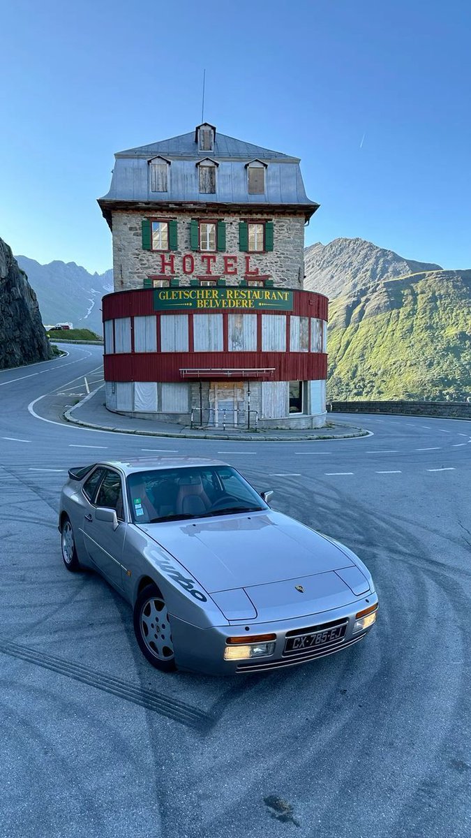 Retromania4ever's tweet image. 🇩🇪 #Porsche 944 #Turbo parked in front of the #historic #Hotel #Belvedere on the Furka Pass in #Switzerland 🇨🇭