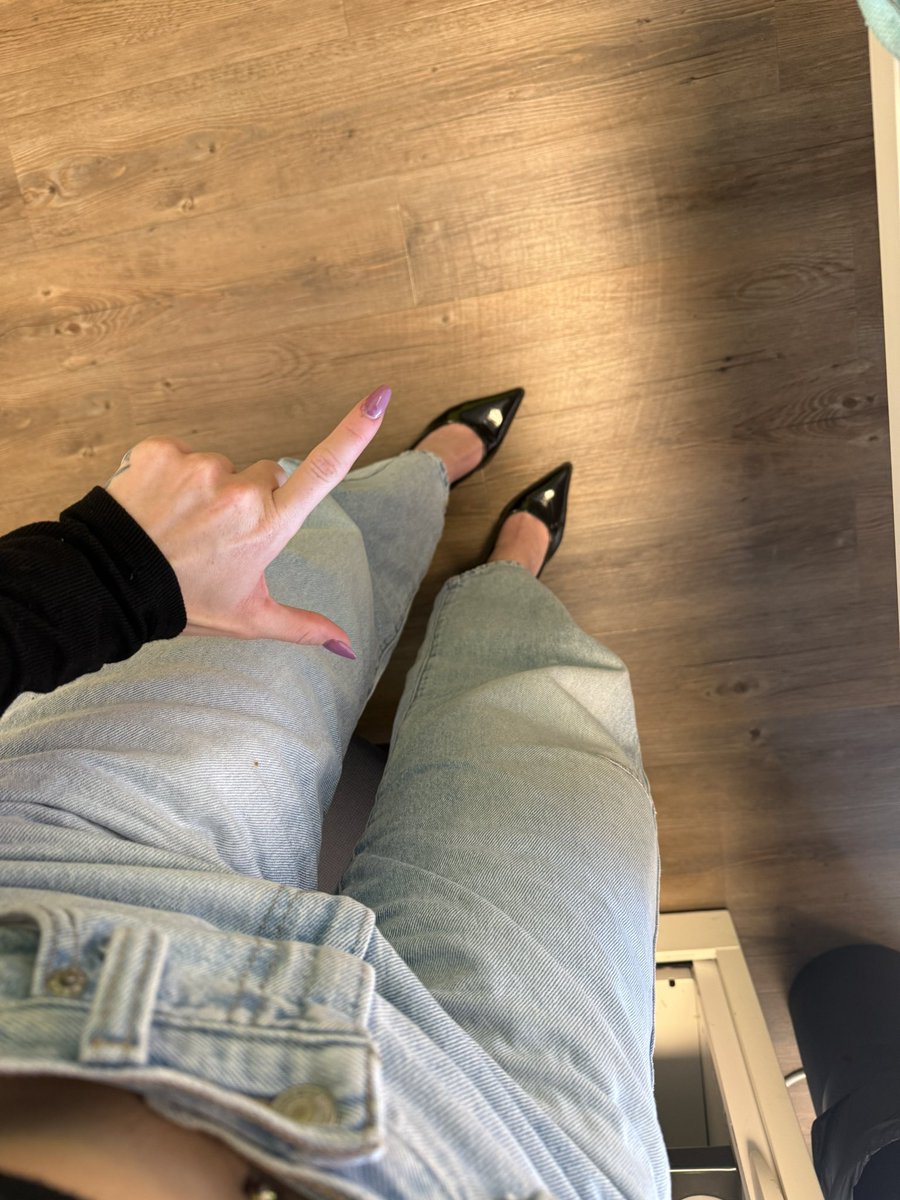 elqueen93's tweet photo. Looser, oui c’est toi que j’appelle. 
Viens à mes pieds et nettoie 🐶🐶

#moneyslave #soumis #domination @Brun0Parent https://t.co/rgMIUpWNAX