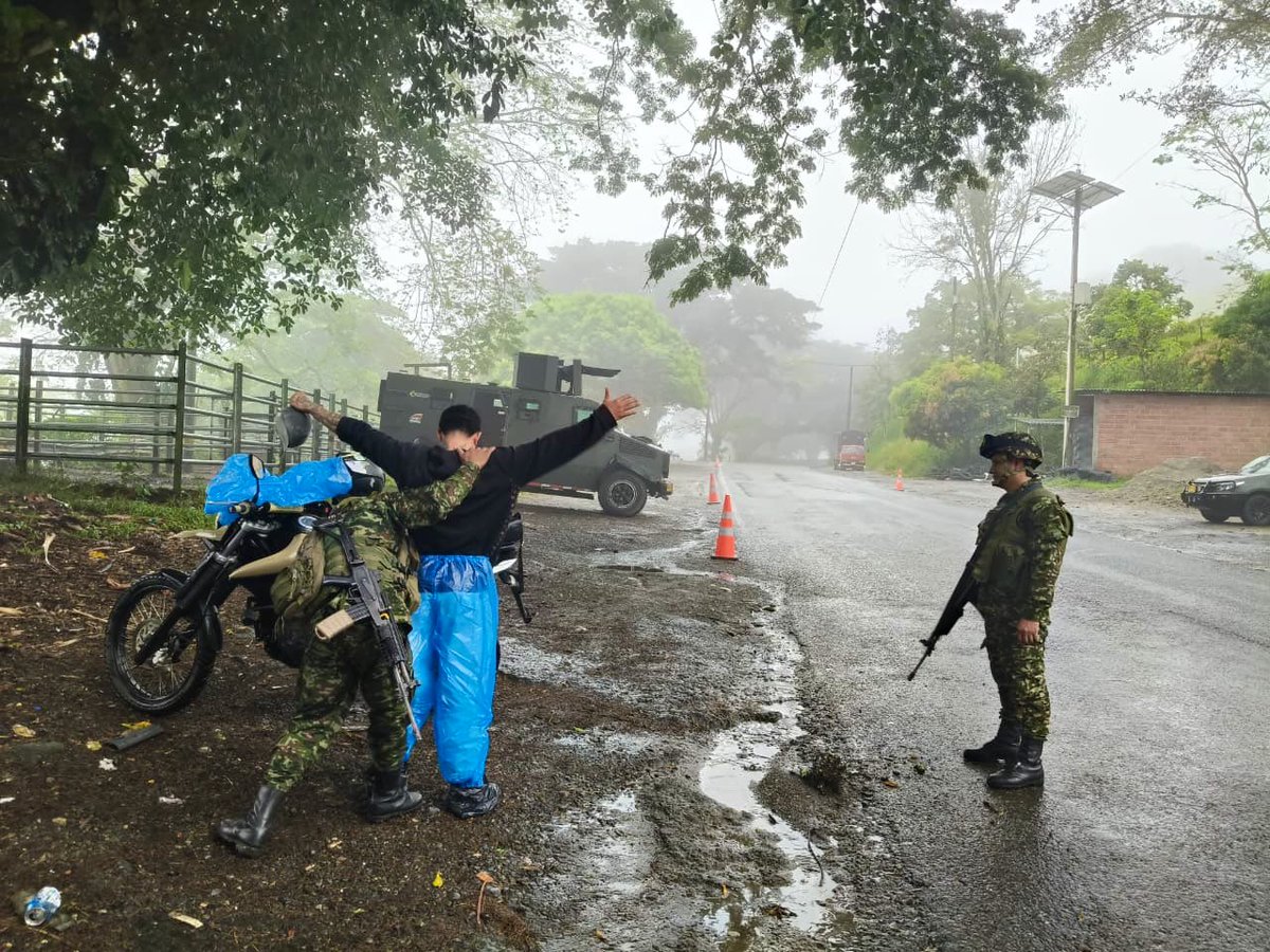 AndresJRendonC's tweet photo. Presencia de nuestros soldados del @COL_EJERCITO en operativos de control y protección de bienes públicos, infraestructura estratégica y la seguridad de la población en el Bajo Cauca.

Gracias por su valor, vocación de servicio y firmeza. 

¡Dios les pague! Cuentan con el apoyo y cariño de los Antioqueños