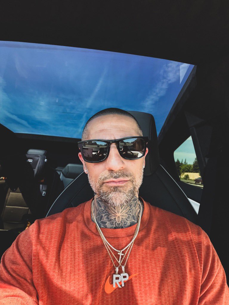 Unkonfined tweet media