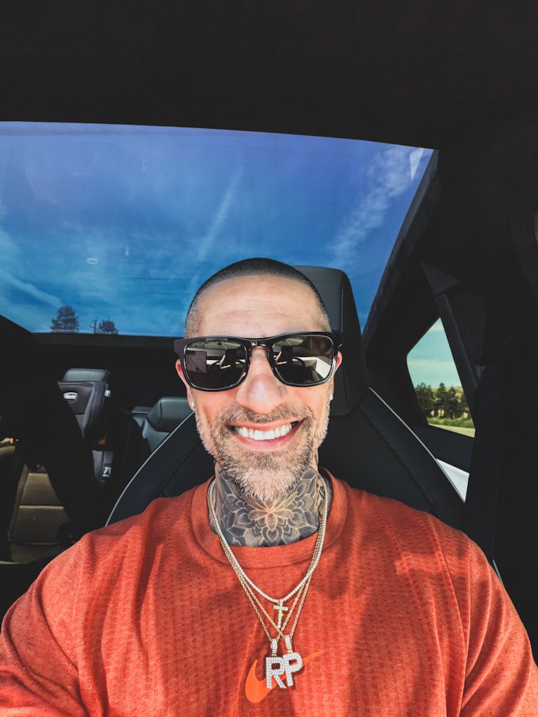 Unkonfined tweet media