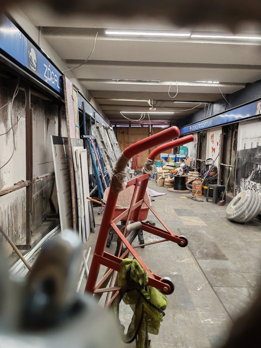 ufomatto's tweet photo. @AdrianRubalcava @MetroCDMX  ¿Por qué han convertido los accesos en bodegas en la estación zócalo? https://t.co/CdbCtYY9qQ