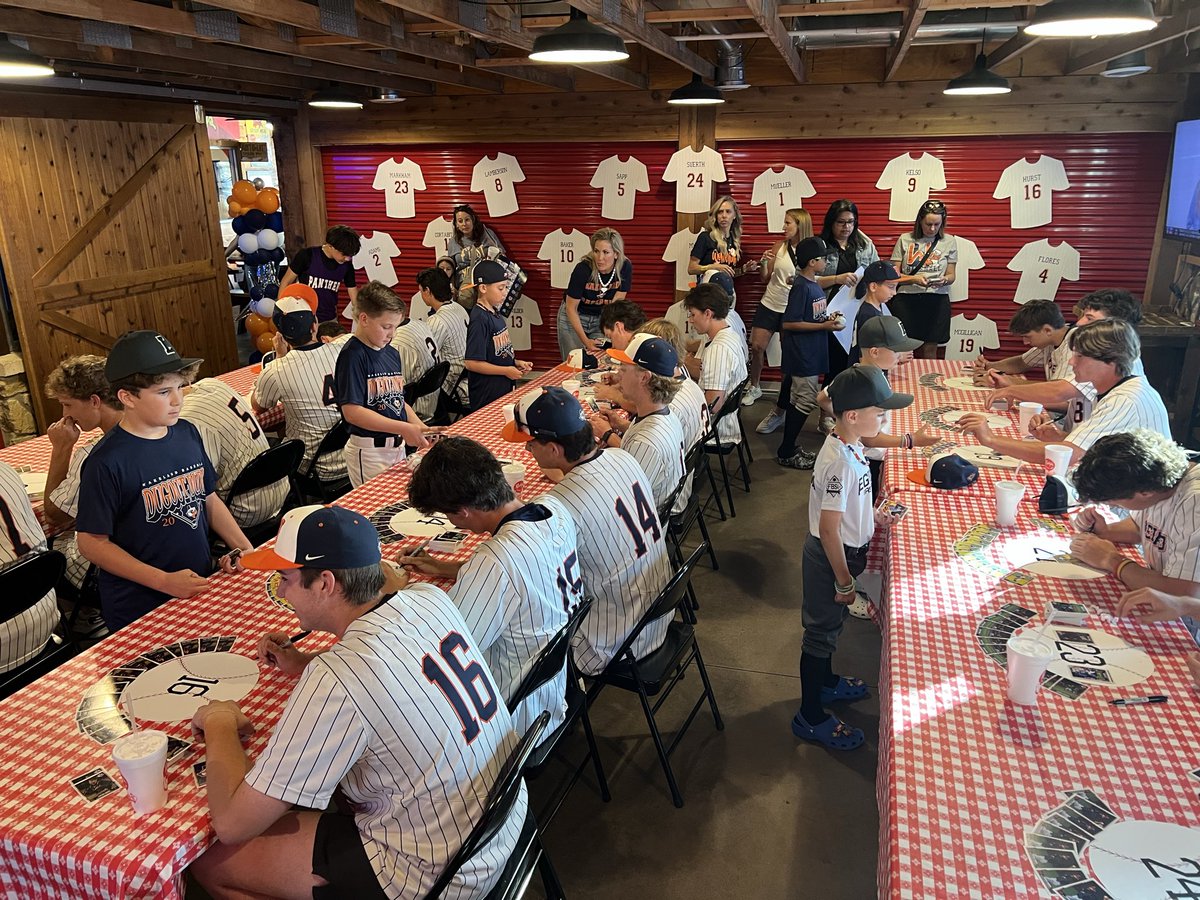 WakelandBaseba1's tweet photo. Love getting to talk to our fans at Meet the Wolverines! It’s always a good time! https://t.co/MnhnH1lVQG