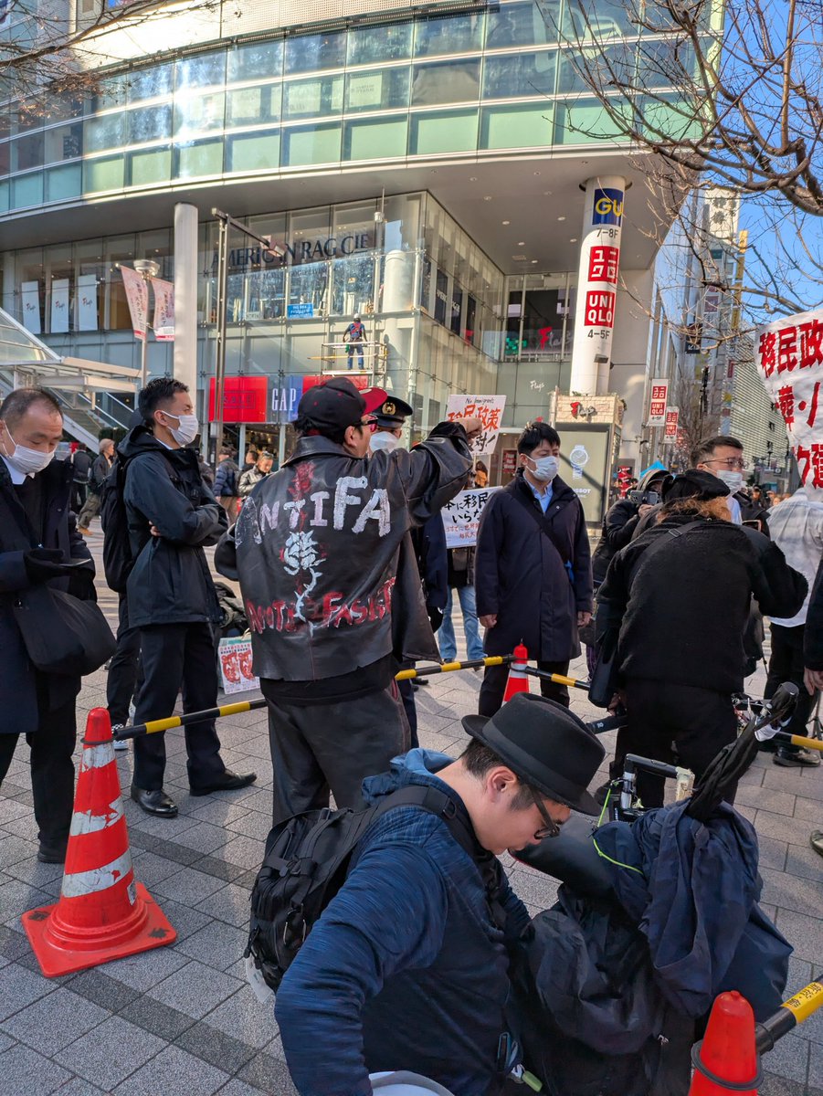 motokarate's tweet photo. @t_nishiuchi1974 @vPKUMpGhD940626 この妨害を警察は黙認します。僕達に相手を刺激しないでくださいと言います。自分達の主張やイラストを赤い紙に書いたものを路上に撒いて出店を作ります。新宿は黙認します。😆 https://t.co/BnRSNjTSjz