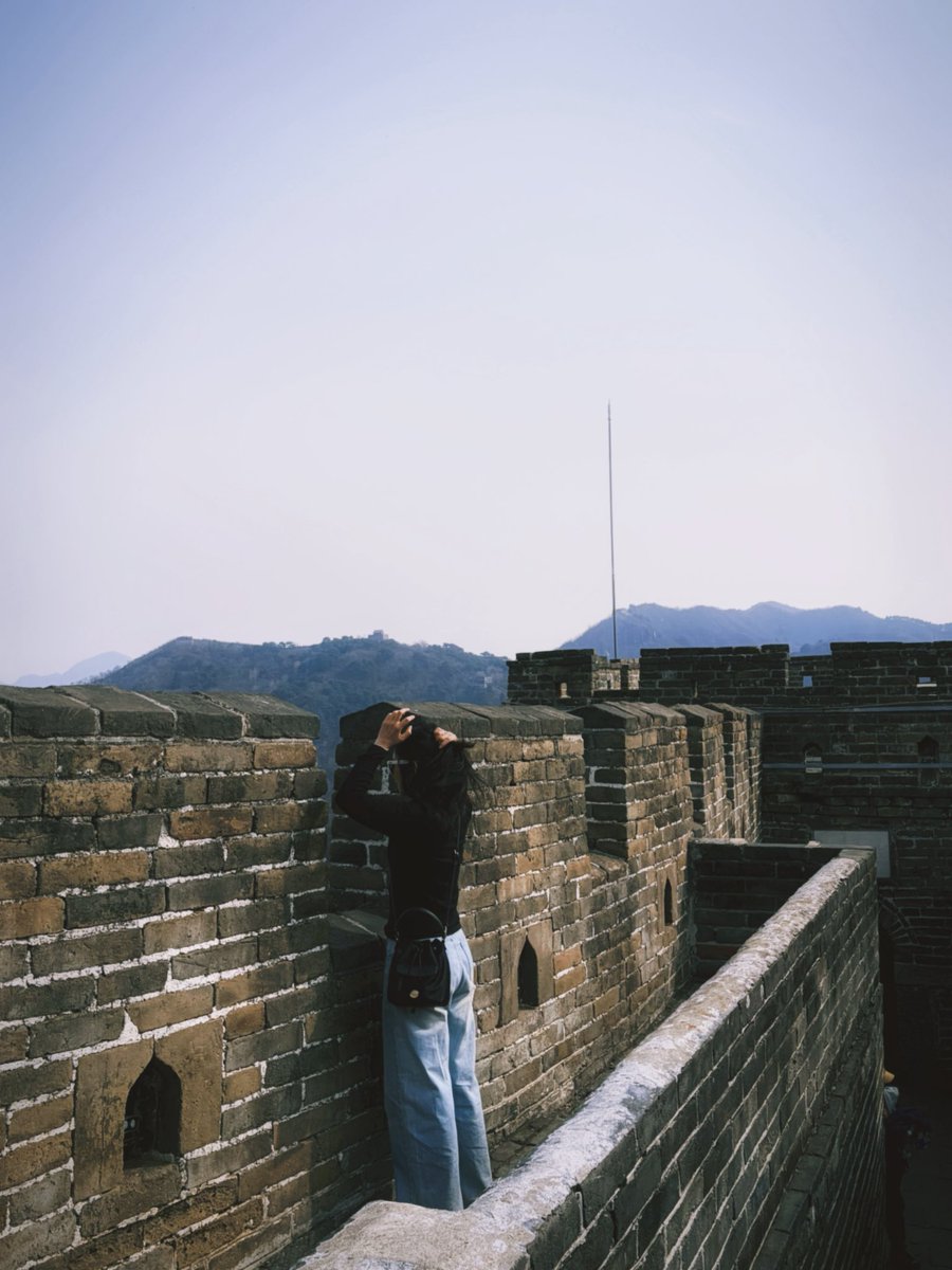 ยอมรับว่าเบียว แต่พอยืนมุมสูงบนกำแพงเมืองจีนแล้ว จะเข้าใจฟีลเวลาดูหนังอ่านนิยายแล้วฮ่องเต้ท่านอ๋องท่านโหวพูดประโยคว่า “万里江山不留伊 ว่านหลี่เจียงซานปู้หลิวอี้” ใต้หล้านับหมื่นลี้ ยังมิอาจรั้งนางไว้ได้

เพราะพอขึ้นไปบนนั้นแล้วมองลงไปมันกว้างสุดลูกหูลูกตา สุดจะยิ่งใหญ่