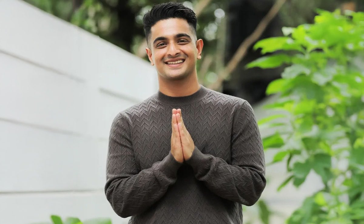 Raghavsingh47's tweet photo. रणवीर अल्लाहबादिया लिखते है 

मुझे और मेरी टीम को बीयरबाइसेप्स और द रणवीर शो को उस मुकाम तक पहुंचाने में 10 साल लगे जहां वे आज हैं।

और एक घटना में, इसका एक बड़ा हिस्सा हिल गया था।

जब टीम ने आगे के कदमों के लिए मेरी ओर देखा, तो मैंने खुद को संत कबीर के दोहे की ओर लौटते हुए पाया:

धीरे-धीरे सब कुछ होता है, माली सौ गमलों में पानी डालता है, मौसम आता है, फल आते हैं।

कुणाल कामरा तंज कसते हुए लिखते है 

मुझे समेत 30 से अधिक कलाकारों को Latent पर मौजूद होने के कारण अधिकारियों द्वारा तलब किया गया था।

तुम्हारी बेवकूफी की वजह से पूरे कॉमेडी जगत को झटका लगा।

शो रद्द हुए, आयोजन स्थलों ने अपना नाम वापस ले लिया, फैसले सुनाए गए, तुम्हारी मूर्खता की दयनीय छाया आज भी हास्य कलाकारों का जीवन कठिन बना रही है। तुमने उस पहलू को समझने की ज़हमत तक नहीं उठाई। अच्छा बनने का दिखावा करना बंद करो, तुम ऐसे इंसान नहीं हो। अपने चेक लो, अपनी निगाहें नीची करो और शर्म से झुक जाओ। तुम रचनात्मकता के लिए एक अवरोधक हो, इसका फायदा उठाना बंद करो और वापस वही करो जो तुम सबसे अच्छा करते हो, यानी धोखाधड़ी और प्रसिद्धि के चक्कर में सामाजिक उत्थान में बाधा बनना...