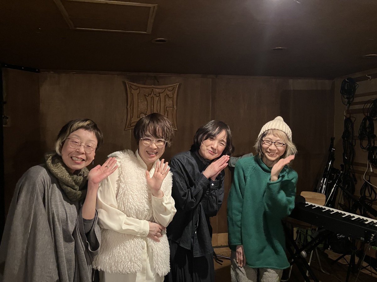 2/24火曜婦人会(という名になった)
４人の婦人達の「ことば」の日。言葉って色があって形もあって癒しにもなって武器にもなるのだなあ。たくさん言葉を浴びてとても贅沢な時間でした。第2回婦人会ぜひやりたいな。

良い夜みなさまありごとうございました(๑˃̵ᴗ˂̵)
写真はガールズナイトの四姉妹笑