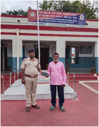 rpf_ecor_kur's tweet photo. Operation Amanat:- On 25.03.2026, On duty staff retrieved One Pocco Mobile approximately Valued Rs. 13,000/-  from PF no-01 at KUR Rly station and the same bag was handed over to the owner with proper acknowledgement. https://t.co/1cV9DSx5fA