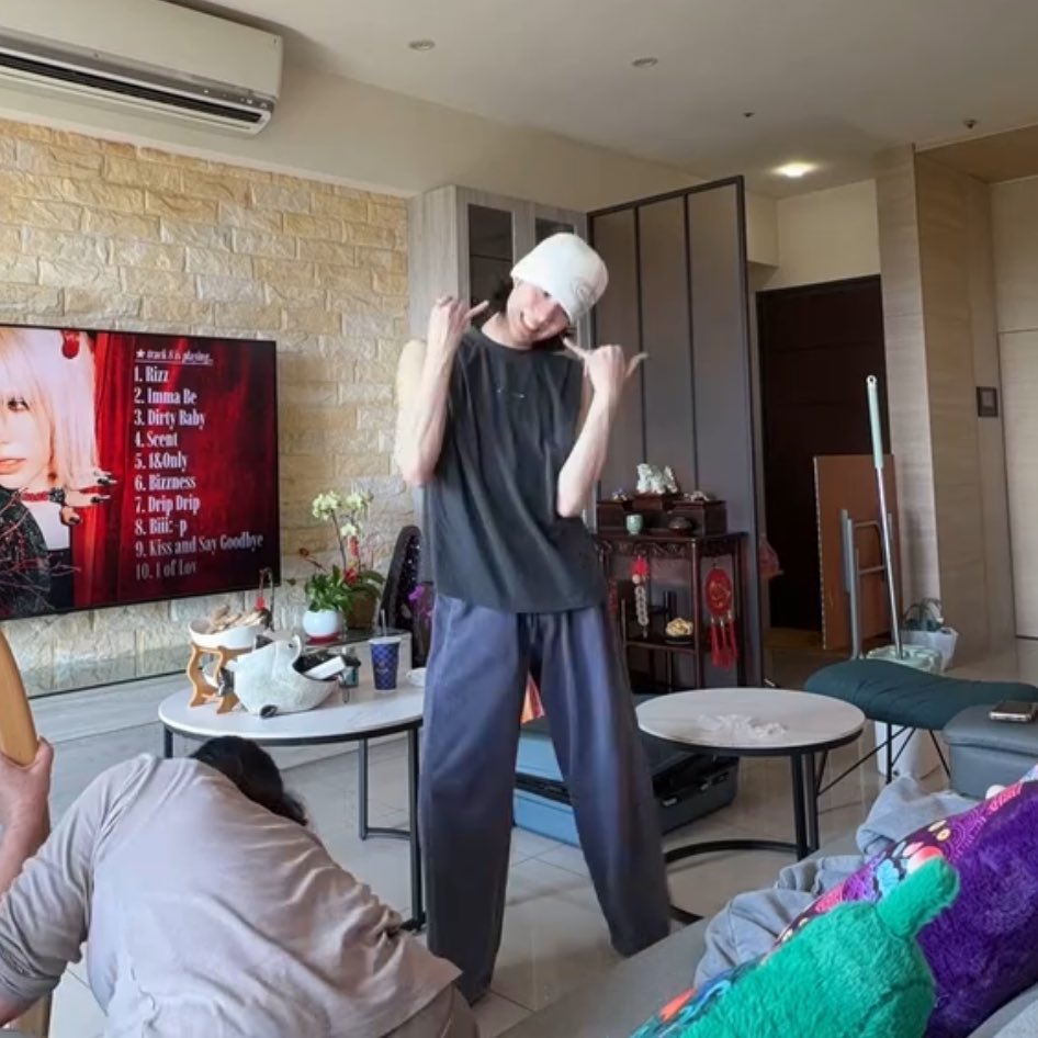 rui getting distracted and doing the biii:-p choreo is so endearingly funny to me