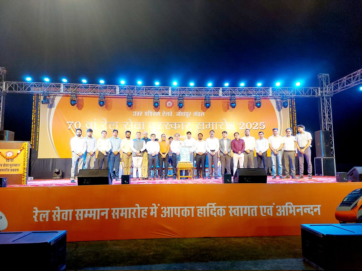 DRMJodhpurNWR's tweet photo. उत्तर पश्चिम रेलवे, जोधपुर मंडल द्वारा 70वें रेल सेवा पुरस्कार समारोह का आयोजन रेलवे स्टेडियम में किया गया। 
इस अवसर पर महाप्रबंधक स्तर पर पुरस्कृत कर्मचारियों को सम्मानित किया गया। 
#Jodhpur #IndianRailways 
@NWRailways https://t.co/YTo0gM8WWZ