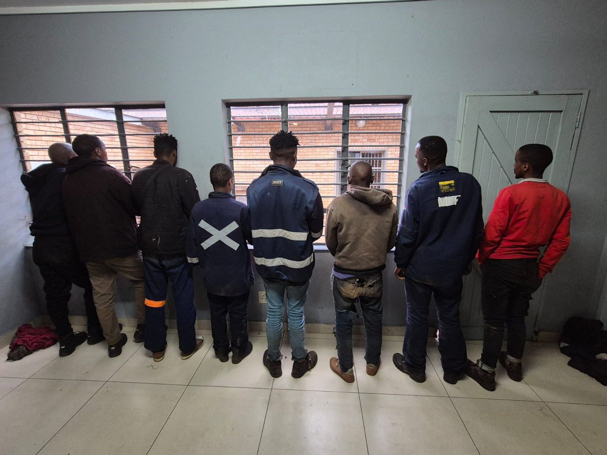 _ArriveAlive's tweet photo. Olifantshoek police and private security companies arrest 8 housebreaking suspects
https://t.co/N4eQVpD7er
#ArriveAlive #Housebreaking #Crime @SAPoliceService https://t.co/JUiVkxKyoK