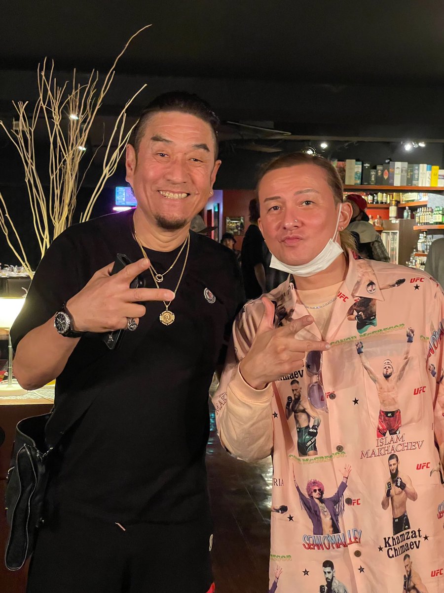 fuse_tatsunori's tweet photo. DA PUMP新曲スーパーハッピー😍👍👍地元沖縄市で打ち上げに参加しました🍻こちらはバン仲村さんとラッパーのリサノちゃんと皆んなで押しかけました、MCATさんも一緒に📸この街はもうアメリカ🇺🇸最高飲み過ぎちゃった🍺〆のステーキ🥩行ったらISSAのサインがあったので一枚📸沖縄最高😍👍👍 https://t.co/XwsiQsGiJ2