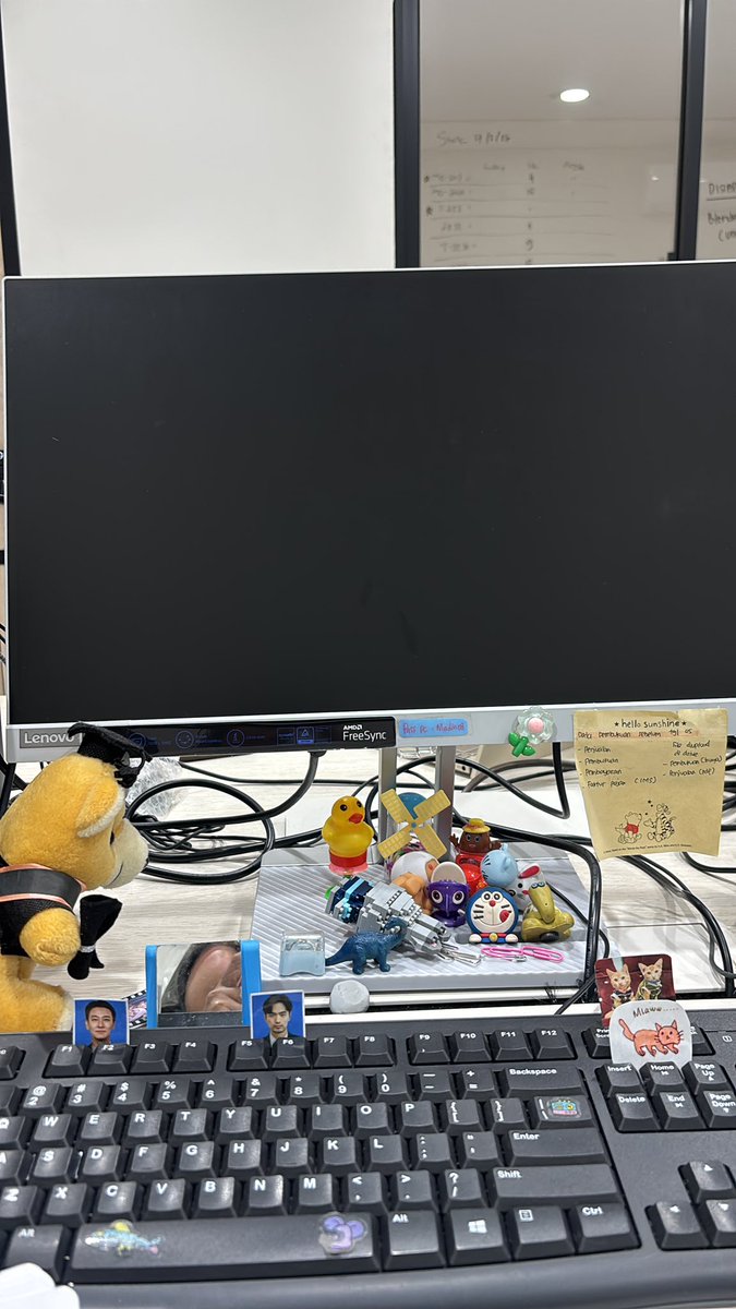ndananas's tweet photo. deymm, hari pertama masuk setelah libur lebarannn

monitor ku gamau nyalaaaa😭😭 https://t.co/WoJJJkpmfK
