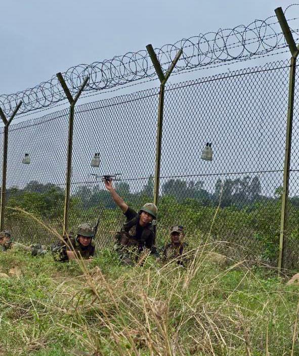 RisingStarCorps's tweet image. #IndianArmy 

GOC #RisingStarCorps reviewed the operational preparedness of Ashni Platoons in #Samba - commending their battle-readiness, high morale &amp;amp; commitment to mission success.

@adgpi 
@PRODefenceJammu
@WesternComd_IA
