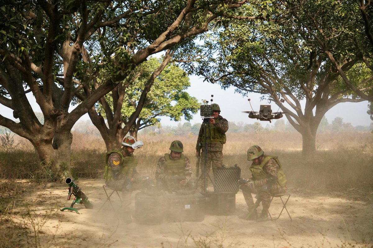 RisingStarCorps's tweet image. #IndianArmy 

GOC #RisingStarCorps reviewed the operational preparedness of Ashni Platoons in #Samba - commending their battle-readiness, high morale &amp;amp; commitment to mission success.

@adgpi 
@PRODefenceJammu
@WesternComd_IA