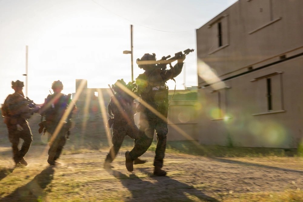 Official13thMEU's tweet image. GOOD BREACH 💥

#Marines and #Sailors assigned to #TheFighting13th enhance their skills in close-quarters tactics and breaching techniques during Raid Leaders Course 26-1.

@USMC @USNavy @1stMEF