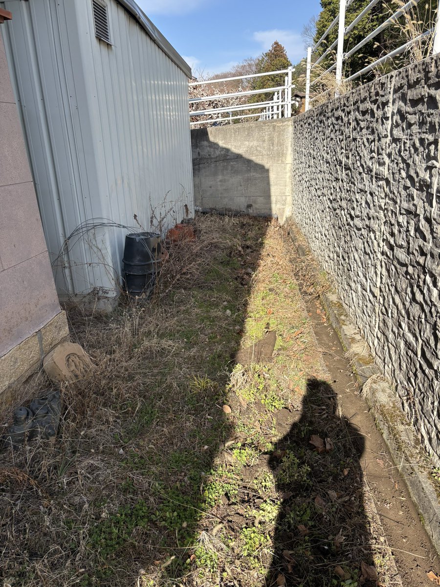 kasugatakemi's tweet photo. 古民家DIY(雑草対策ですが)

ビフォーアフター
これで夏の雑草ジャングルを避けられるか？

#古民家 https://t.co/lLYPIwJFck