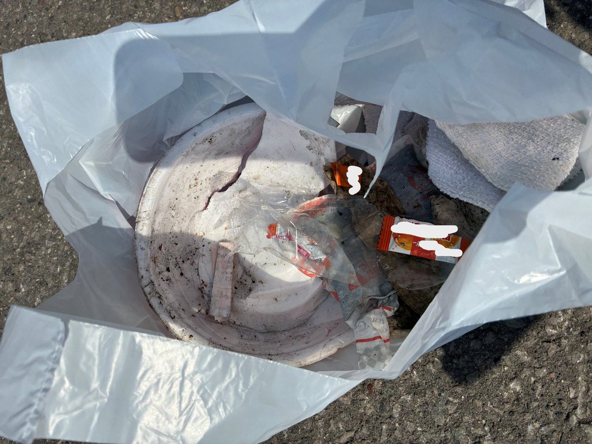 こんにちは。
知床世界遺産センター開館中です。

流氷の観察に行くとゴミを見つけました。
オシンコシンの滝やプユニ岬など複数の駐車スペースを確認しゴミ拾いをしました。タバコや食べものの容器、ホッカイロが捨てられていました。
ゴミは持ち帰りましょう。マナーを守りましょう。