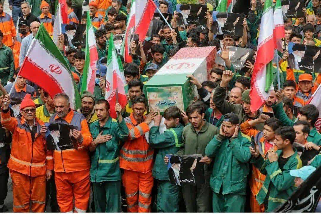 جمهوری اسلامی این است!
رهبری معظّم و فرماندهانش،
 نخبگان و معلّم‌ها و دانش‌آموزان
پزشکان و پرستاران و حافظان سلامت،
پاکبان‌و باغبان‌ فضای سبز،
شهروندان و آحادی از ملّت غیورش،
همگی فدایش می‌شوند.
این سندآزادگی وحقانیت ماست
#نود_میلیون_دلداده 
#از_کوهرنگ_لبیک