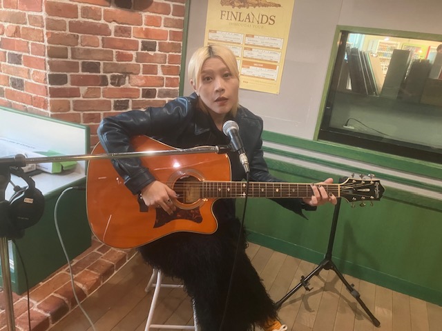 gogo_northwave's tweet photo. MTGの時間は、4/15にEP「しょせんの二人」をリリースします、FINLANDSの塩入冬湖さん！本日ゴゴラジ１日出演中！🙌明日はPLANT5 周年ライブ企画に出演します。その他、今後の予定などはオフィシャルサイトにてご確認ください📷https://t.co/Ak672dLMNq　 #ゴゴラジ https://t.co/g9pSjWNciK
