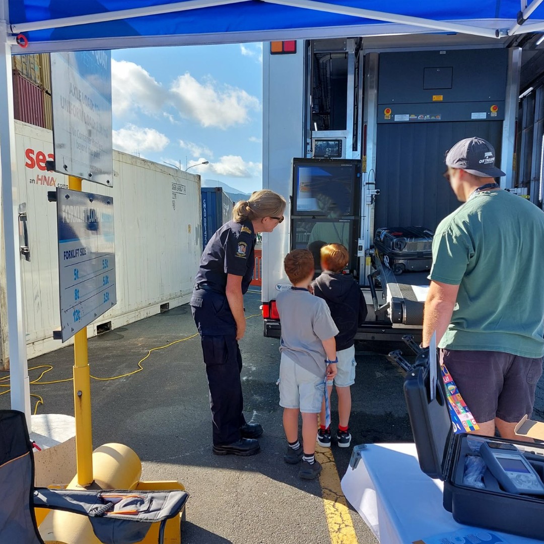 New Zealand Customs Service tweet media