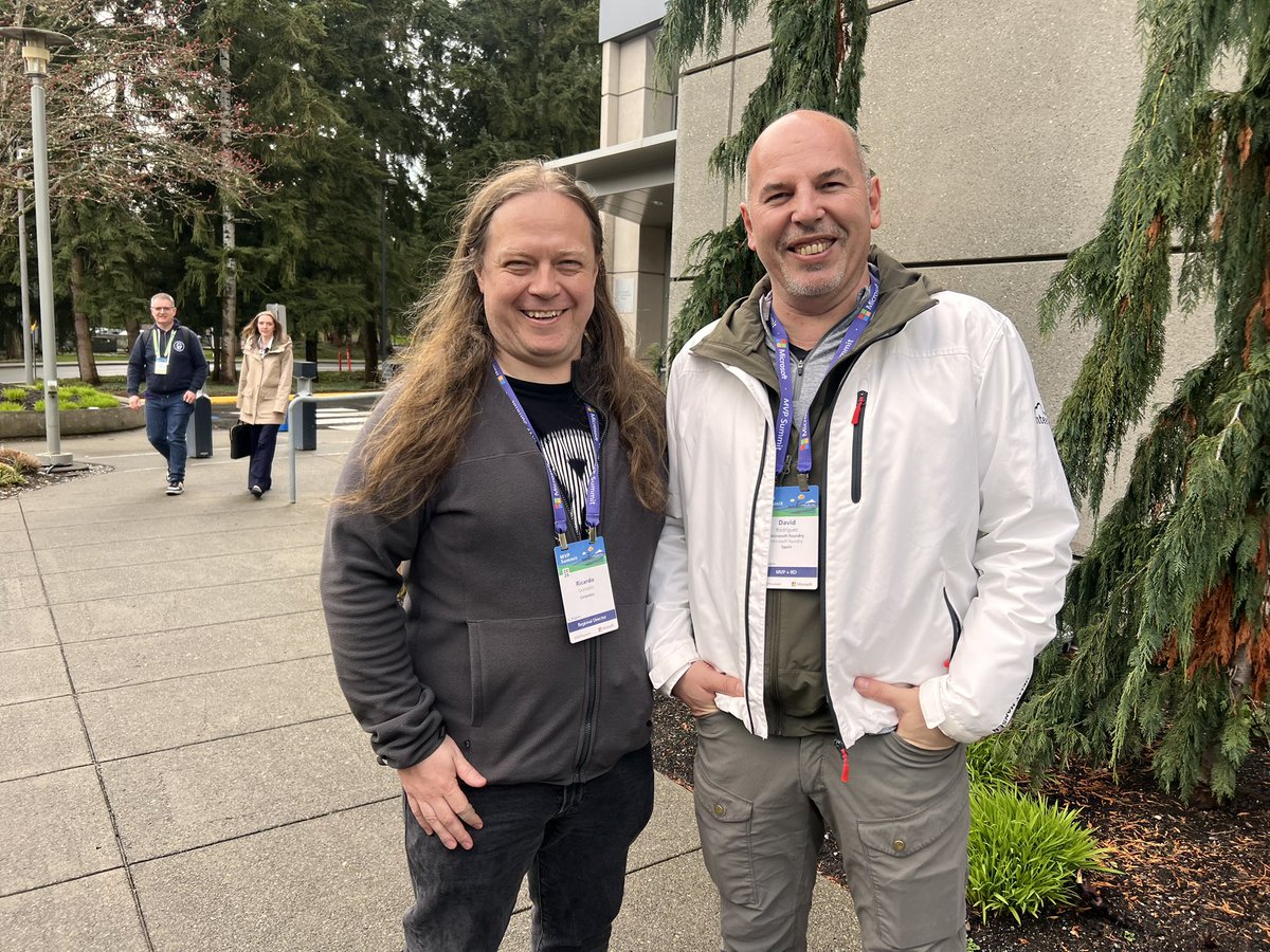 davidjrh's tweet image. Disfrutando del #MVPSummit y en buena compañía #Fabric @intelequia