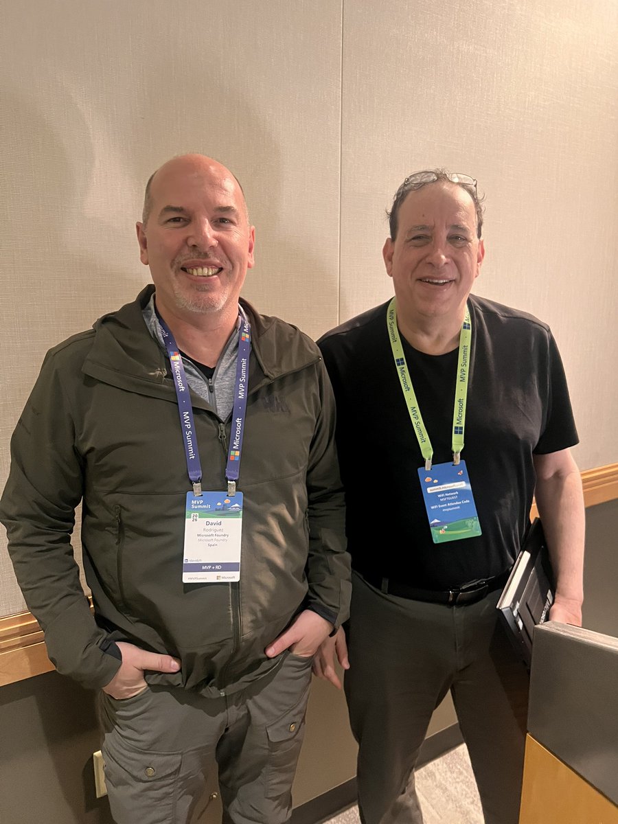 davidjrh's tweet image. Disfrutando del #MVPSummit y en buena compañía #Fabric @intelequia