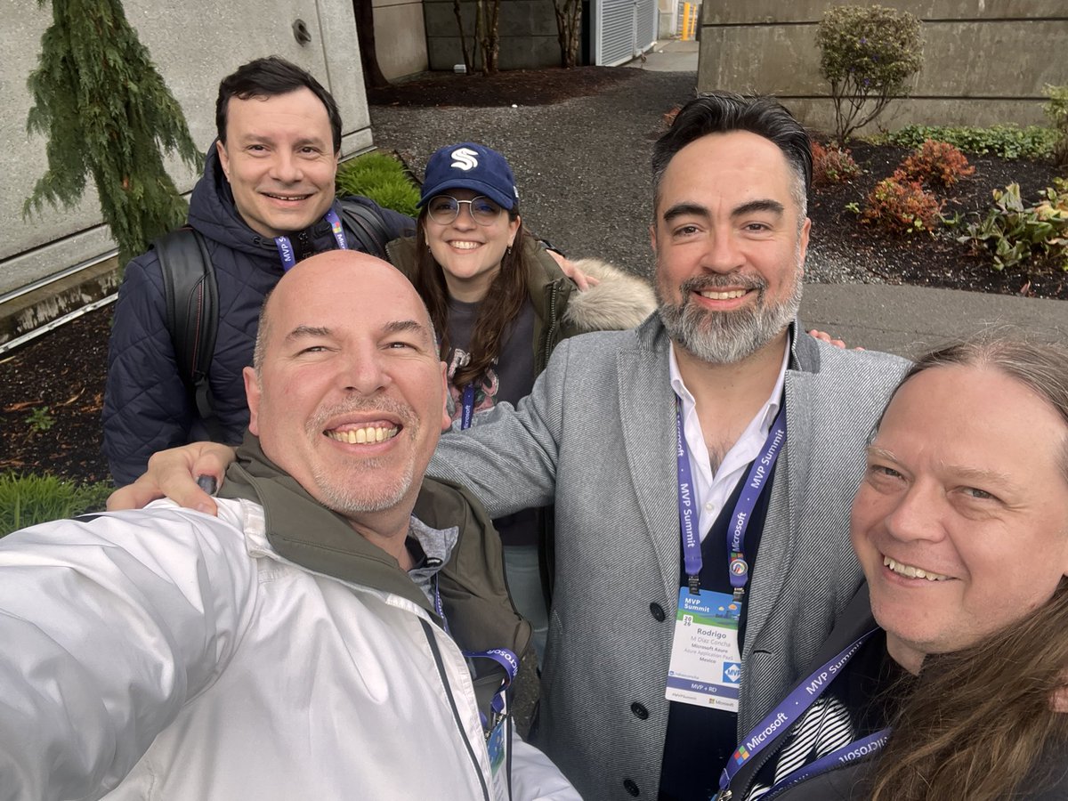 davidjrh's tweet image. Disfrutando del #MVPSummit y en buena compañía #Fabric @intelequia