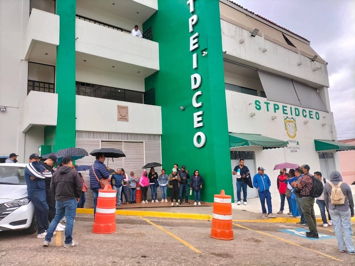 eliseocortes1's tweet photo. CRISIS EN EL #STPEIDCEO
#Trabajadores convocan a tomar oficinas en #Oaxaca: denuncian imposición de #delegados afines a #Rosas y acuerdos en lo oscuro entre #CarmenZárate y @salomonj
La base exige respeto al Pliego Petitorio 2026
@Claudiashein
@GobOaxaca #Oaxaca #STPEIDCEO https://t.co/IB7WDcsVCg
